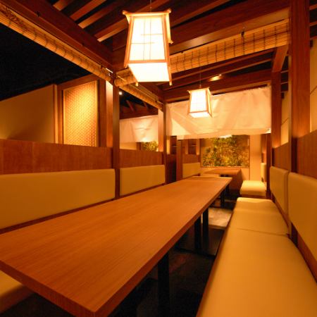 距离大宫站步行3分钟！沉稳现代的日式室内装潢充满日式氛围，魅力十足！最多可容纳110人的包场宴会也接受预约！我们还提供各种宴会套餐！请在大宫举办团体约会、欢送会、包场宴会时使用。我们还提供各种折扣券。请查看优惠券页面了解更多详情！