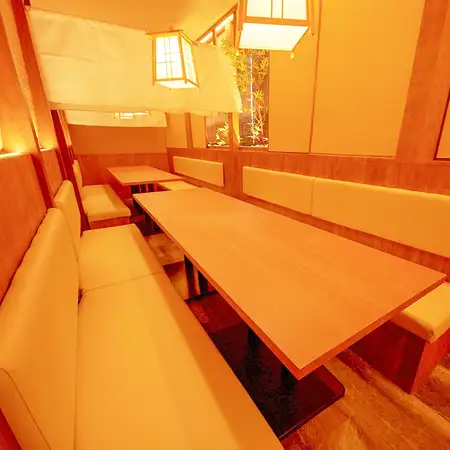 当店のお席は少人数様から団体様まで幅広くご利用頂けますよう多数お席をご用意!お席のご希望もお伺いしております!極力ご要望にはお応えしますが混雑状況によって、ご案内できない場合がございます。ご了承くださいませ。