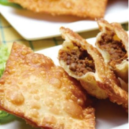 2 pastel (cheese or minced meat)