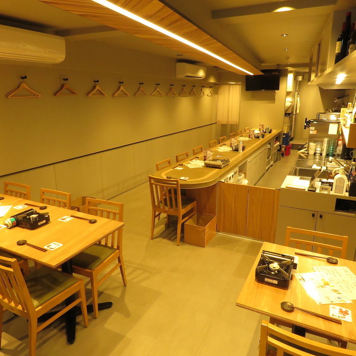 밥솥 만두나 모츠나베 등 하카타 명물요리를 먹을 수 있는 세련된 선술집