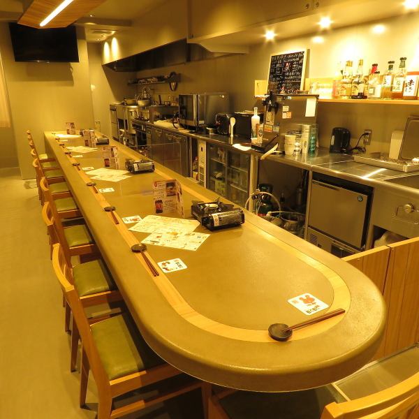 At the spacious counter, you can enjoy hot pot dishes without difficulty. Single guests are welcome.