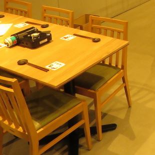 木のイスとテーブルが柔らかい雰囲気で雰囲気◎テーブル席のみで最大１０人まで対応可能です。