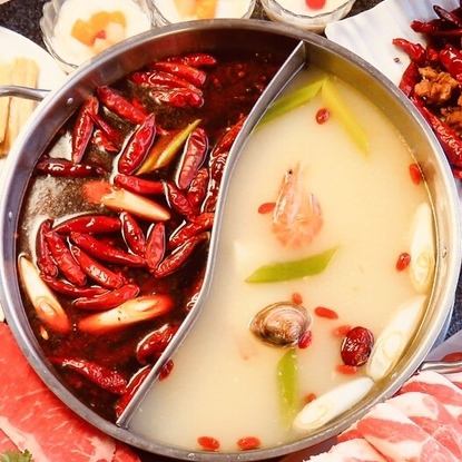 Two-color hotpot soup (Sichuan spicy soup, seafood soup, curry, tomato)