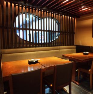 Table 8 people [4 ~ 8 people] One side is a sofa type seat.It is perfect for moving around freely and deepening exchange ♪ The table is movable, so it can accommodate 2 to 8 people ☆ Please enjoy an all-you-can-drink all-you-can-drink course and discerning gem dishes in a relaxed shop ♪