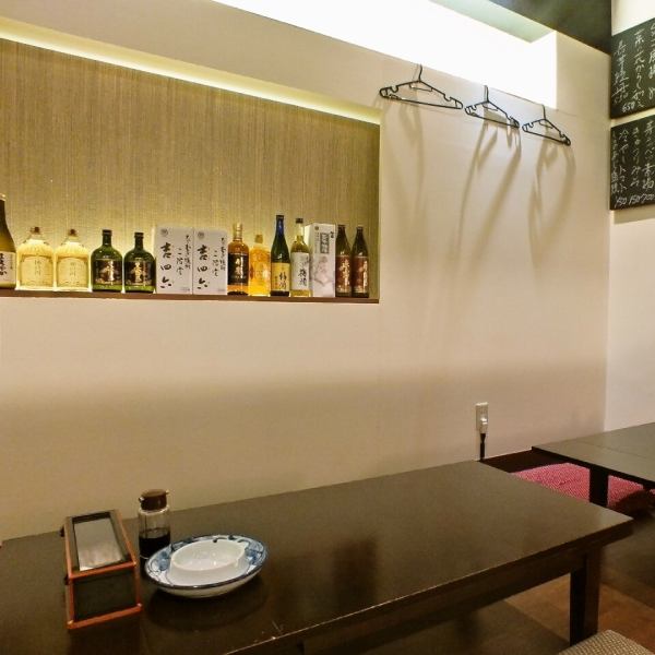 【寛ぎの掘り炬燵】４名様まで着席できるテーブルが３卓！宴会での利用も是非ご利用ください！！掘り炬燵だから靴を脱いでお寛ぎいただけます。（席の結合も可能です。予約の際にご相談ください）