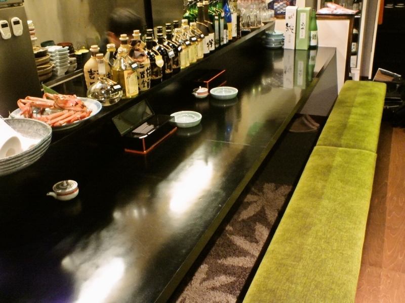 【足元ゆったりのカウンター】カウンターは６名様までご案内可能！デートはもちろん、お一人様も大歓迎★店主との会話も楽しめるお席となっております。