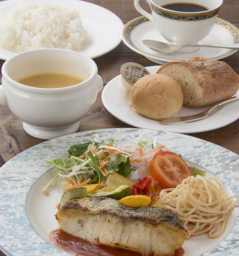 お昼限定メニューで優雅なひとときを