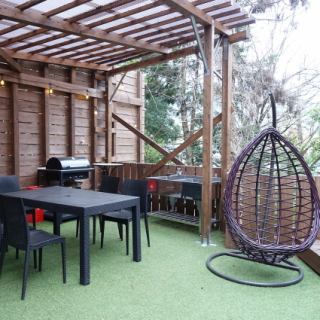 【SUITE】定員：4～8名屋根付きサイトで雨でも安心。テーブルとＢＢＱ用コンロのほかに、買ってきた食材を洗うシンクや、ゆったりとしたテントを完備しております。