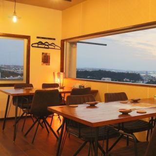 Close to American Village.The table seats that offer a panoramic view of Chatan are very popular! Enjoy delicious food in the spacious interior.Please take advantage of the banquet.