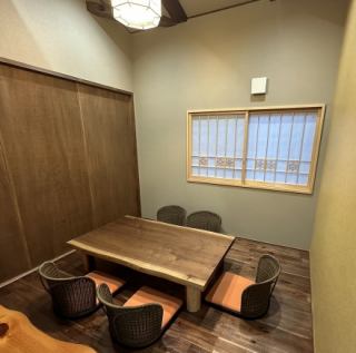 This small private room can accommodate up to 5 people and can be used for any occasion, such as a small party or if you have small children. [During peak seasons and on Fridays, Saturdays, Sundays (including public holidays), we only accommodate groups of 4 or more people.]