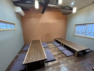 We have a private room for 16 people, perfect for large events such as drinking parties with friends, launch parties, and company banquets! You can enjoy your meal and banquet without worrying about the eyes of others. It can also be connected to the middle room, so we can accommodate more than 20 people! Please feel free to contact us.