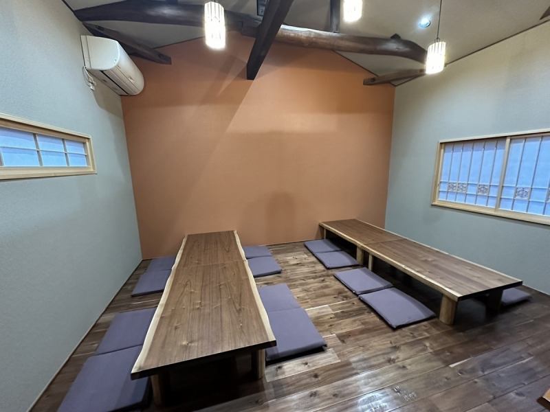 【2階席】6名様までご利用いただける個室、16名様までご利用いただける個室を2階にご用意。仲間内での宴会やなど、楽しい時間をお過ごしいただけます。個室は人気のためご予約はお早めに！※２階席は21:00ラストオーダー、21:30退店になります。【小個室：繁忙期や金土日（祝日含む）は４名様～のみのご案内になります】