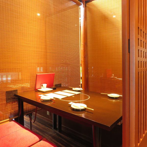 [Digging and tatami seats] The soft interior is based on wood.In order to enjoy your meal in a private space, the seats next to you are separated by bamboo blinds! Also, if there are a large number of people, we will adjust the seats according to the number of people. Please feel free to contact the staff!