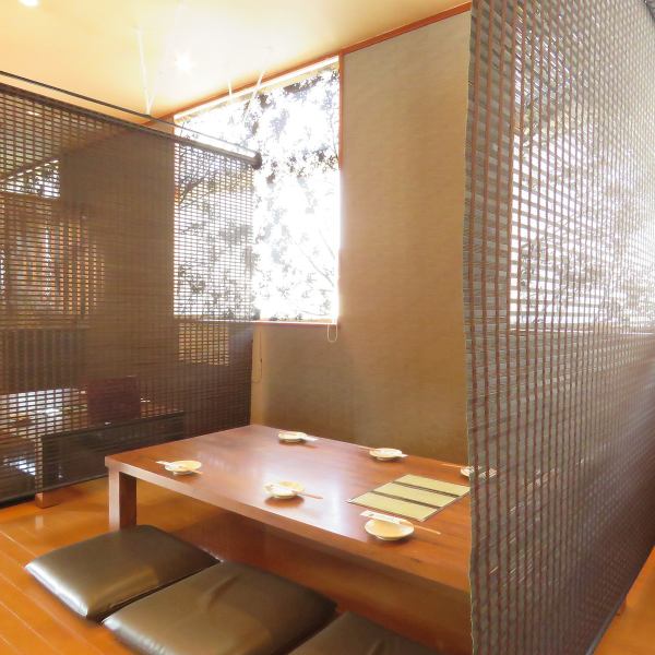 [Zashiki seat on the 2nd floor] A new bamboo blind has been installed as a countermeasure against corona.It is possible to spend a relaxing time in a private space like a private room! An open and spacious space where the light shines through the square windows and round windows.Small banquets are also welcome! Seats can be arranged according to the number of people! We accept reservations, so please feel free to contact us!