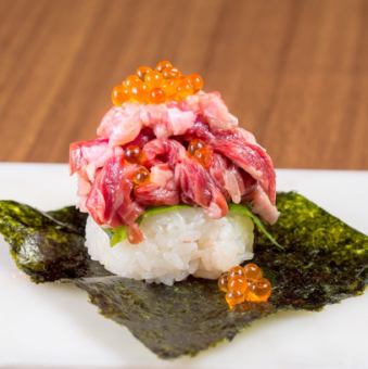 溢出的 Nikura 壽司（肉+鮭魚子）
