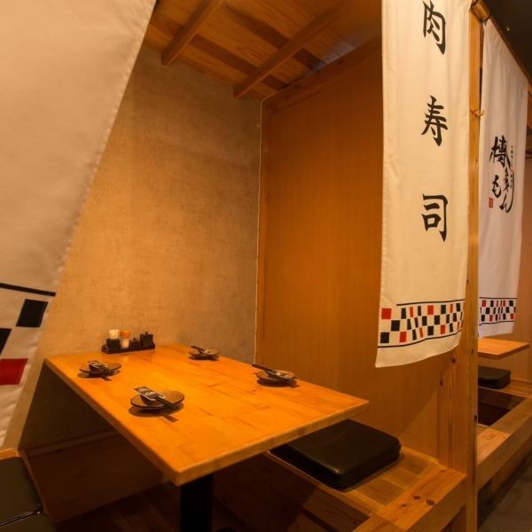 【完全個室ございます★】土日祝日13時～営業中！2名様～8名様は完全個室でゆったりお過ごしいただけます！30名様以上の個室宴会も可能。お肉飲み会、誕生会やお祝い、宴会など、気の合うご友人とゆったり語り合うひとときに最適です。博多名物、九州名物はもちろん、肉寿司、野菜巻き串の専門店としてお届け！