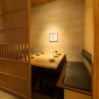 2名様～の完全個室（テーブル・掘りごたつ各1席）ご用意しております。季節限定の串や、新メニューも続々登場！ハッピーアワーもございます！