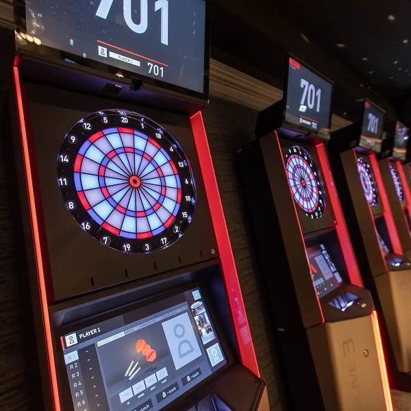 全4台のDARSLIVE3を完備しており、本格的にダーツを楽しみたい方にも、気軽にワイワイしたい方にもおすすめです♪また、プロジェクターを設置しているため、大画面でのスポーツ観戦も楽しめます！友達や仲間と一緒に、盛り上がるひとときをお過ごしください！