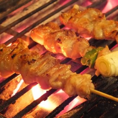 We take pride in our plump and juicy yakitori, which is charcoal-grilled and steamed all at once.Enjoy our carefully selected fresh chicken!