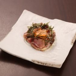 ～旨辛ダレと卵黄で～鶏タタキユッケ