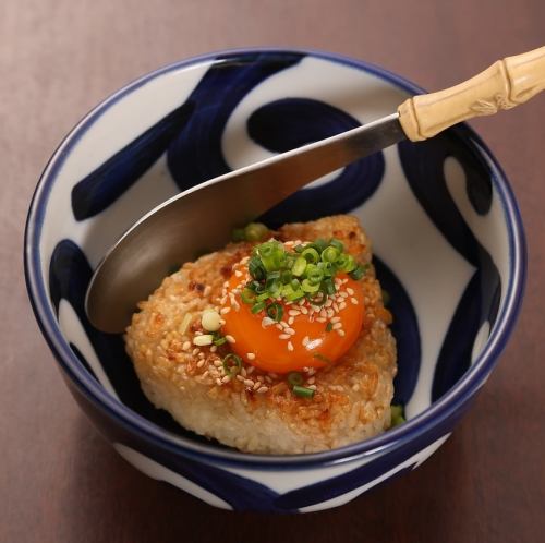 焼きおにぎり卵黄のせ