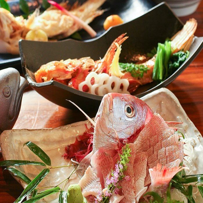 新宿在成人聚會的私人房間享受時令天然魚類和時令食品的味道。