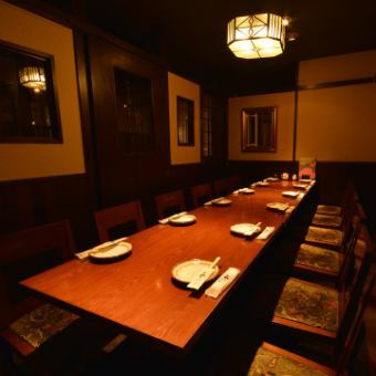 This is a private table seating room for up to 12 people.Showa retro chair seats are available.It is a space where you can feel the Taisho romance that leaves the image of the good old days.As you can use without taking off shoes, please utilize in various scenes.