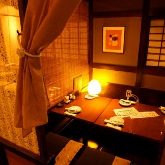 这是一间私人半私人房间，最多可容纳6人，带百叶窗。非常适合招待客人。我们提供从 3,980 日元起的无限畅饮套餐，共 7 道菜，共 2 小时。