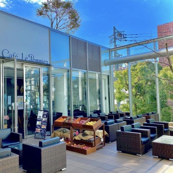 [6 minutes walk from Omotesando] A cafe with an open terrace overlooking Omotesando is [Cafe Le Pommier].The stylish glass-enclosed exterior and the fruits on display are impressive.You can stretch your wings and relax in an open space.