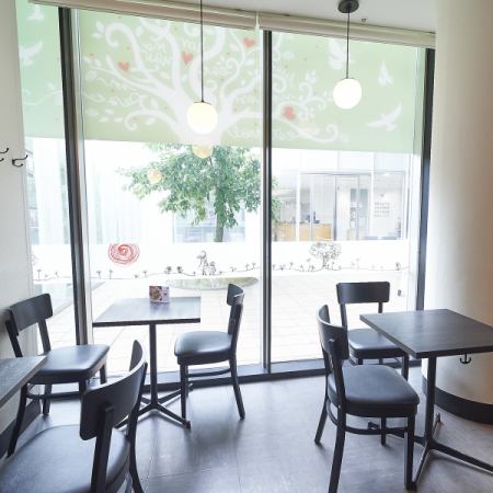 [1 to 2 people] Table seats with gentle light coming in from the glass-enclosed terrace.The warm and calm interior of the store will make you forget that you are in the middle of Omotesando and relax.