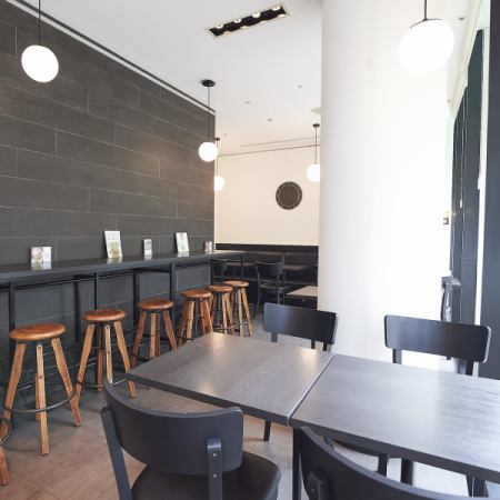 [2 to 4 people] A bright and open atmosphere with natural light coming in from the glass-enclosed terrace.The stylish and clean interior has a counter and tables and chairs that give off the warmth of wood, creating a comfortable atmosphere.