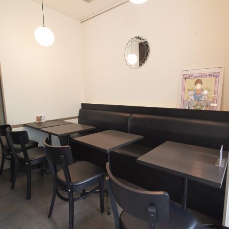 [2 to 4 people] The restaurant uses a gentle and warm interior.Forget the hustle and bustle of everyday life and spend a relaxing time on the sofa seats in a stylish and calm atmosphere.