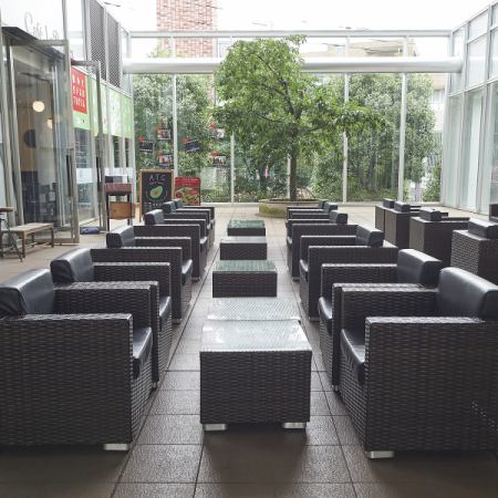 [2 to 4 people] Terrace seats that you definitely want to use when you come to Cafe Le Pommier.Please stretch your wings and spend a relaxing time in an open space.The dishes exposed to natural light look brighter than usual.
