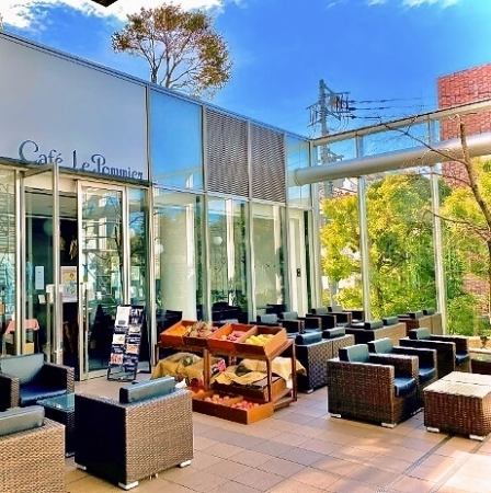 [2 to 4 people] Glass-enclosed terrace seats with a bright and open atmosphere.Please come and visit us on a sunny and pleasant day.The food that shines in the natural light looks great in photos ◎ Why not aim for the best shot?