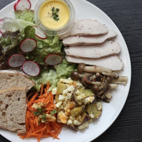 Seasonal salad plate / With soup and bread