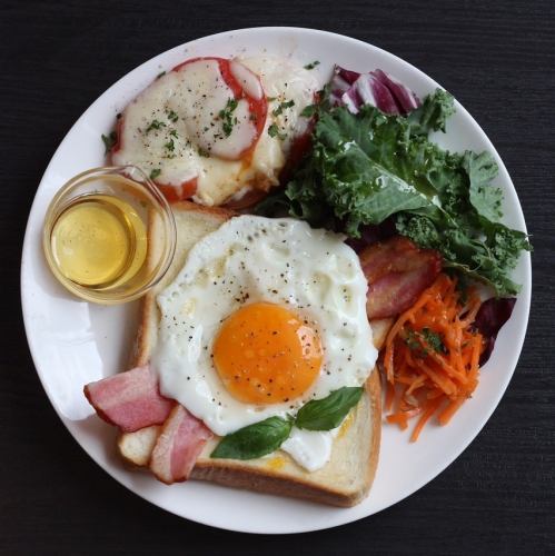 【B set】Bread, grilled tomato, carrot rapee, kale, bacon, fried egg 