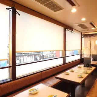 [沙發座位，可容納 2-4 人] 推薦用於非正式聚會和小型宴會。