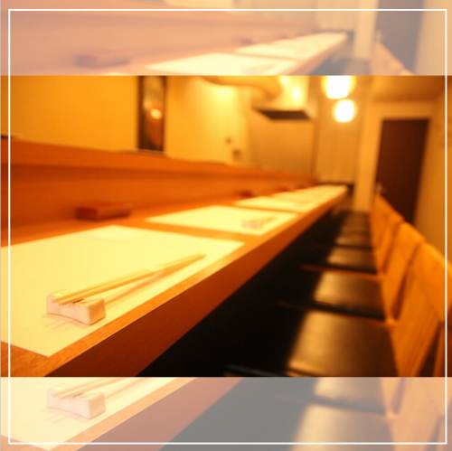 <p>店主一人で切り盛りする【寿司処かい原】は、総席数9席のカウンターのみのお店です。カウンター越しに繰り広げられる店主の手さばきに圧巻。</p>