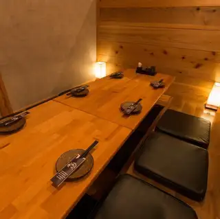 This is a private table seating area.This is a standard seating arrangement for 6 people.If you sit close together, up to 8 people can sit comfortably.