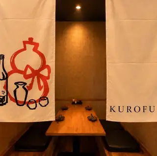 This is a semi-private room with a sunken table.This is a standard seating arrangement for four people.By removing the wall and connecting the seats, it's possible to accommodate large groups.(Minimum of 8 people required)