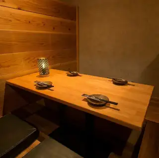 [Private rooms available★] Open from 4pm on Saturdays, Sundays, and holidays! We can accommodate private rooms for 2-8 people as well as group banquets for over 30 people! We offer local sake from all 47 prefectures of Japan, and you can enjoy exceptionally fresh seafood, robatayaki (grilled food), fragrant cherry blossom smoked dishes, Kyushu specialties, and our proud kamameshi (rice cooked in a pot).Enjoy our carefully selected local sake and exquisite cuisine to your heart's content in a tranquil space filled with the warmth of wood.