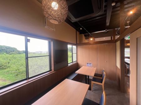 １Fイス席の個室、法事、宴会向きのお席です。少人数～50名様向けです。人数に合わせてお部屋をご用意！