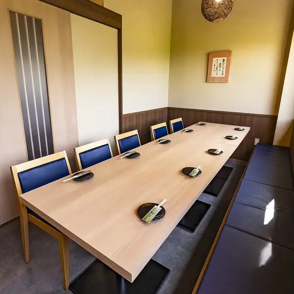 幹事様必見!ご予算に合わせて宴会プランを多数ご用意。鍋宴会、居酒屋風メニュー、会席などなど!法事や同窓会でのお集まりでも多くご利用いただいております!ご人数にあわせて個室をご用意しますので、お気軽にご相談ください!年配の方にも安心な個室テーブル席をご用意。カラオケプランもあります。