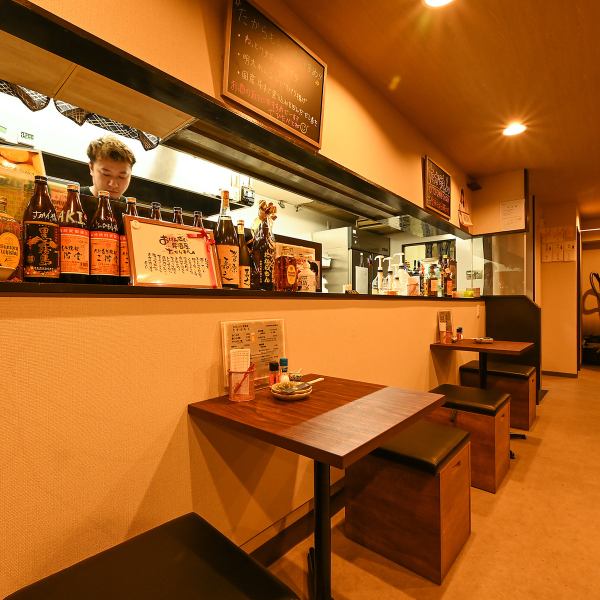 5名以下で利用しやすいカウンター席やテーブル席をご用意。椅子の下には荷物入れがあり、手荷物を気にせずゆったりと過ごせます。落ち着いた雰囲気で、友人や家族との食事にぴったりの空間です☆
