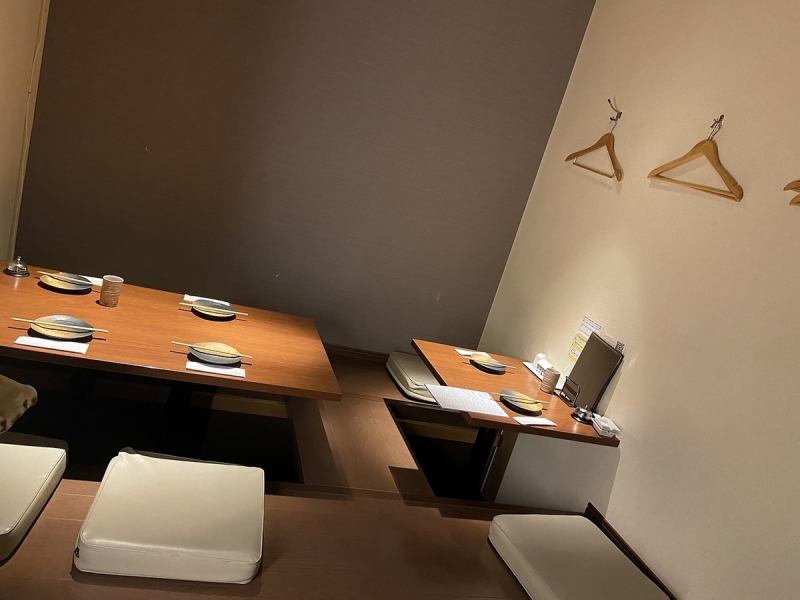 [Digging up to 10 people] A tatami room where you can stretch your legs and sit comfortably.Please use it in various situations such as having a drink with colleagues on the way home from work, family members, friends, etc.You can spend a calm time while enjoying the atmosphere inside the store.