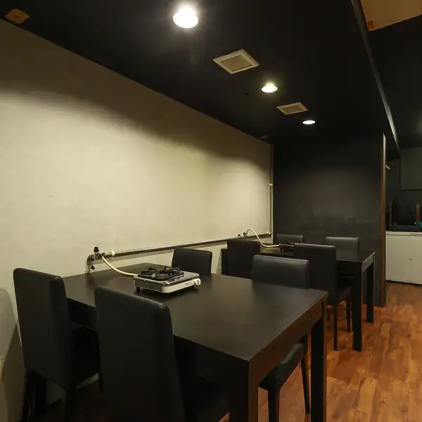 店内には、ご友人との食事や少人数の飲み会にぴったりのテーブル席をご用意しております。周囲を気にせず、和やかな雰囲気で会話と食事をお楽しみいただける空間です。特許鍋を囲んで美味しいジンギスカンを焼き上げれば、自然と笑顔がこぼれます。最大17名様での店舗貸切も承っておりますのでご相談ください。