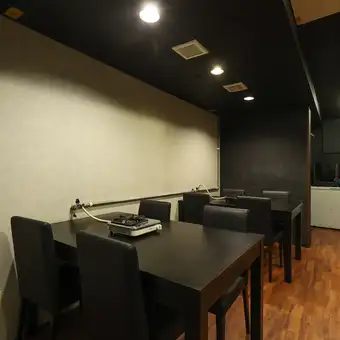 ご友人との飲み会や同僚とのお食事にぴったりのテーブル席。円盤型の特許鍋を囲んでワイワイと楽しいひとときをお過ごしください。