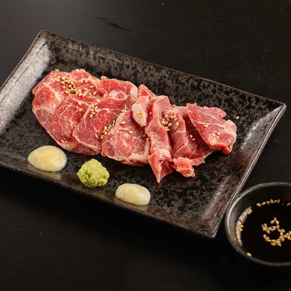 Mutton sashimi goes perfectly with drinks! The gold medal-winning Yumepirika rice pairs wonderfully with the meat.