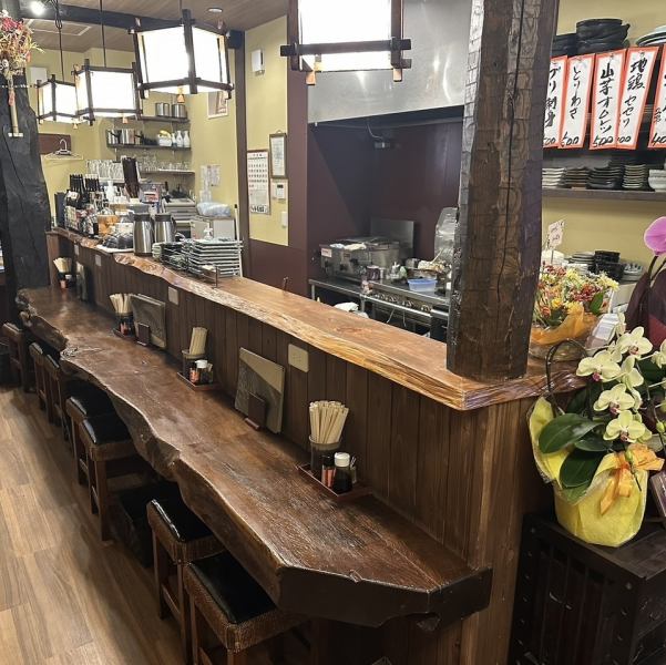 【おひとり様でもゆっくりお召し上がり頂けるカウンター席】おひとり様でも2名様でもゆったりお食事をして頂けるカウンター席です。しっぽり飲むもよし、マスターと話をしながらお食事をするもよしの特等席です♪