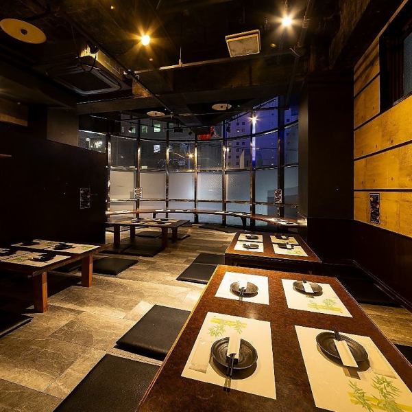 店内には、10名様以上の大人数でご利用いただけるテーブル席や掘りごたつ席をご用意しています。温かみのある照明と、ブラウンを基調としたインテリアが、シックで落ち着いた雰囲気を演出。いつまでも長居したくなる空間は、いつもの飲み会から会社宴会まで、幅広いシーンでご利用いただけます◎